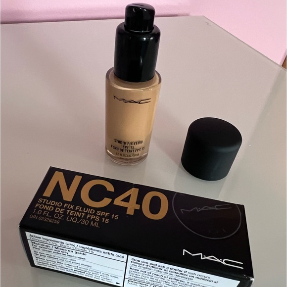 MAC NC 40 Foundation - Picture 1 of 3